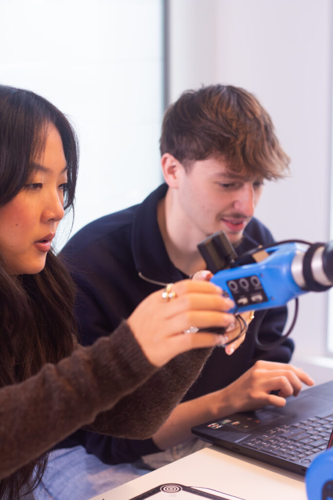 Élèves en train de manipuler une machine